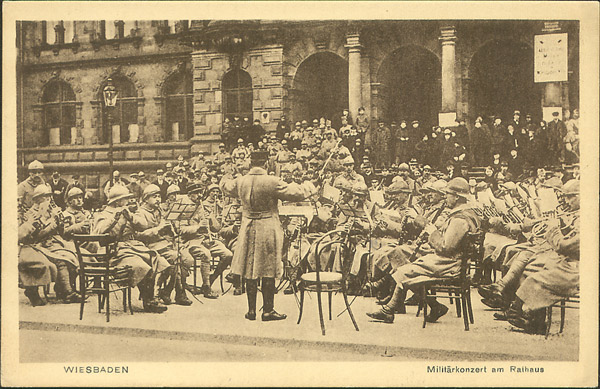 Schloßplatz französisches Militärkonzert um 1919